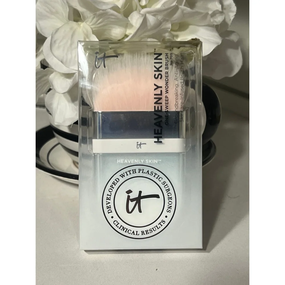 New It Cosmetics Heavenly Skin One-Sweep Wonder Brush No 705